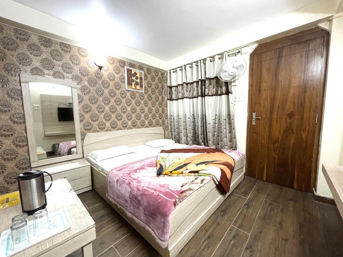 Hotel Prince ! Nainital Mall Road-Prime-Location In-Front-Of-Naini-Lake Hygiene-And-Spacious-Room Екстериор снимка